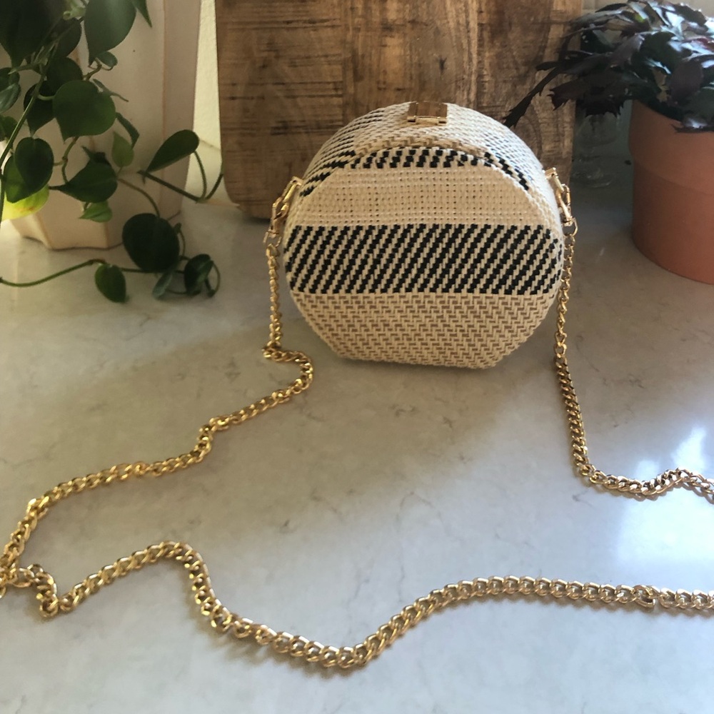 Cross body purse Round woven cream/black summer bag with gold chain